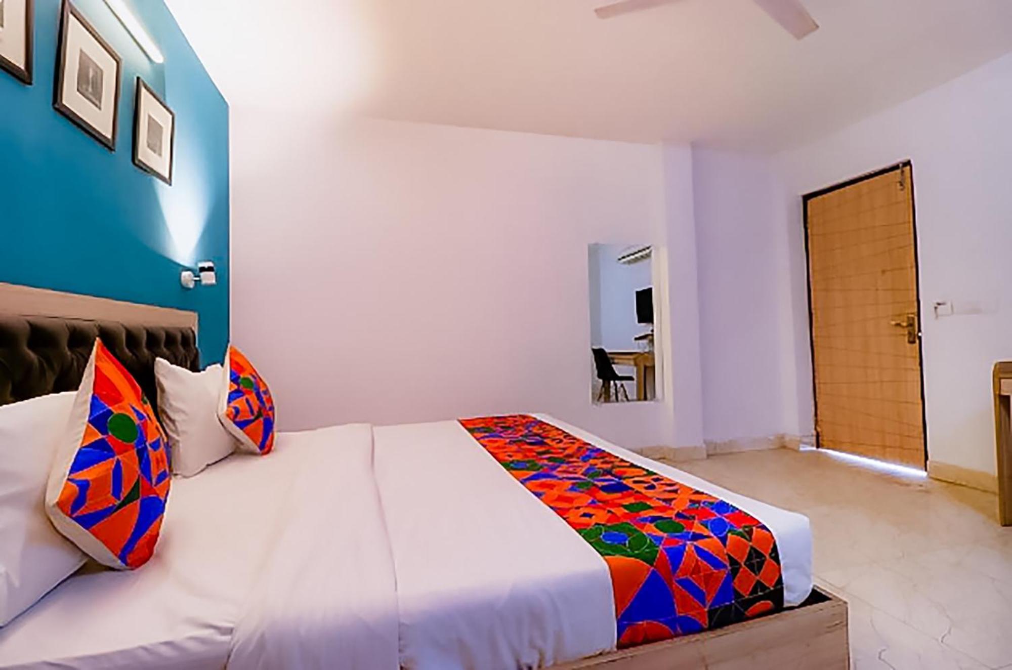 Hotel Roomshala 173 Royal Vinod Nagar 3*