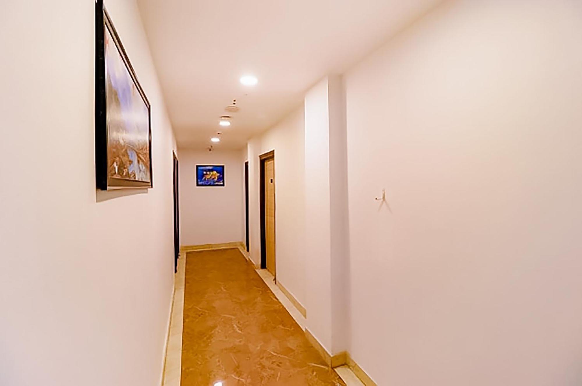 Roomshala 173 Royal Vinod Nagar Hotel 3*