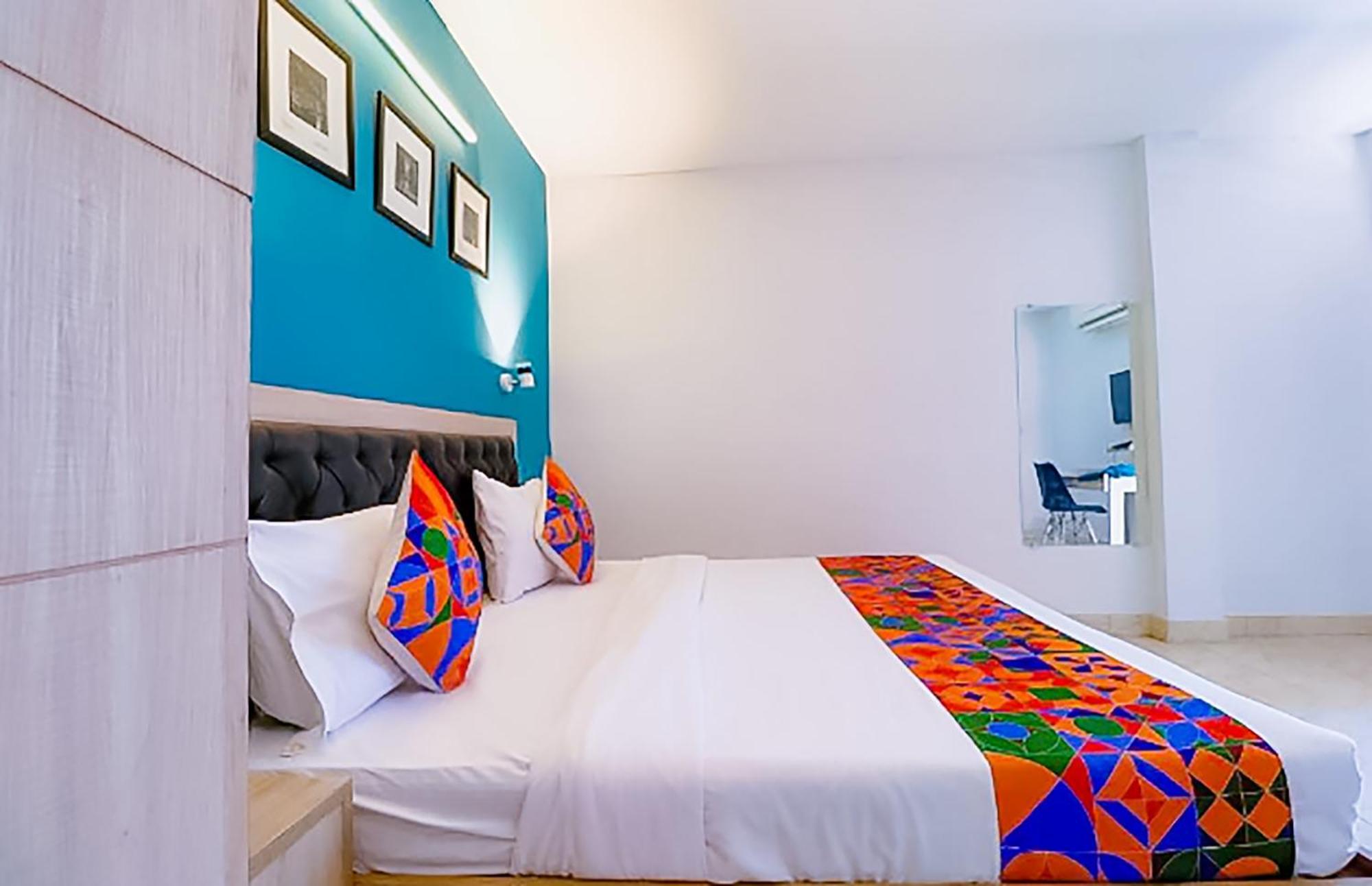 Roomshala 173 Royal Vinod Nagar Hotel 3*