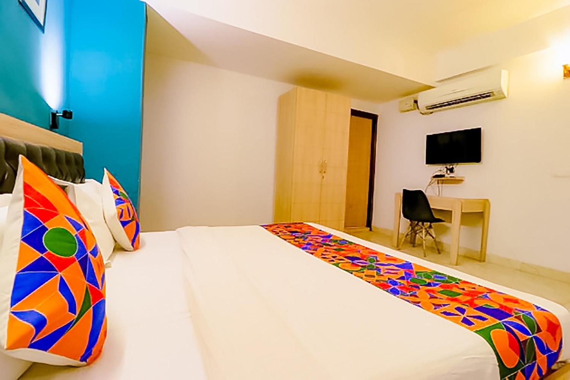 Roomshala 173 Royal Vinod Nagar Hotel