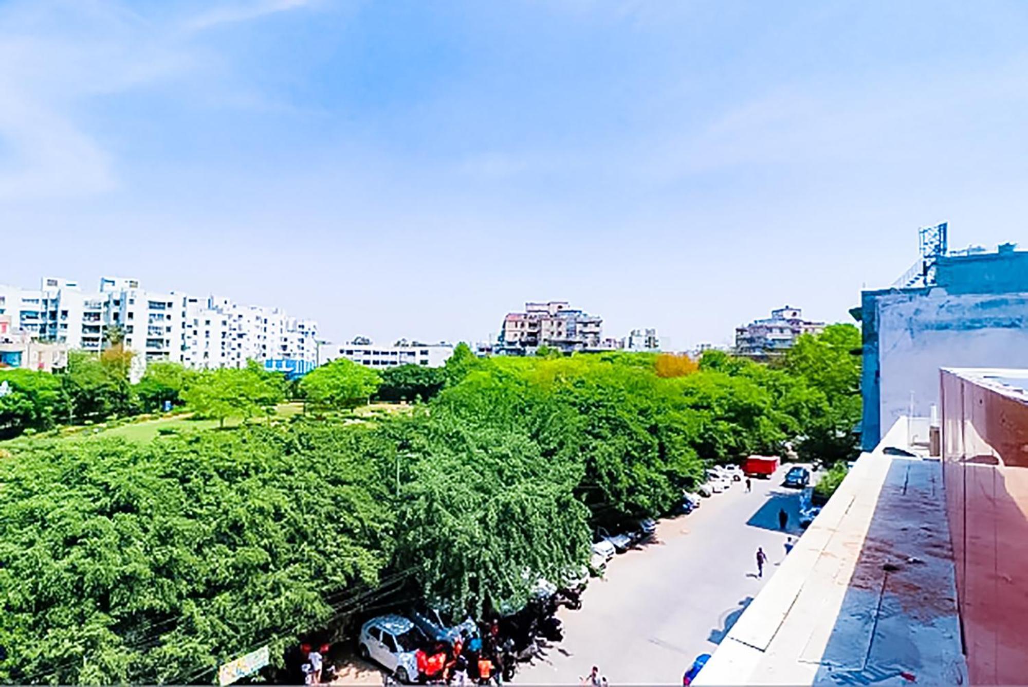 Roomshala 173 Royal Vinod Nagar Hotel 3*