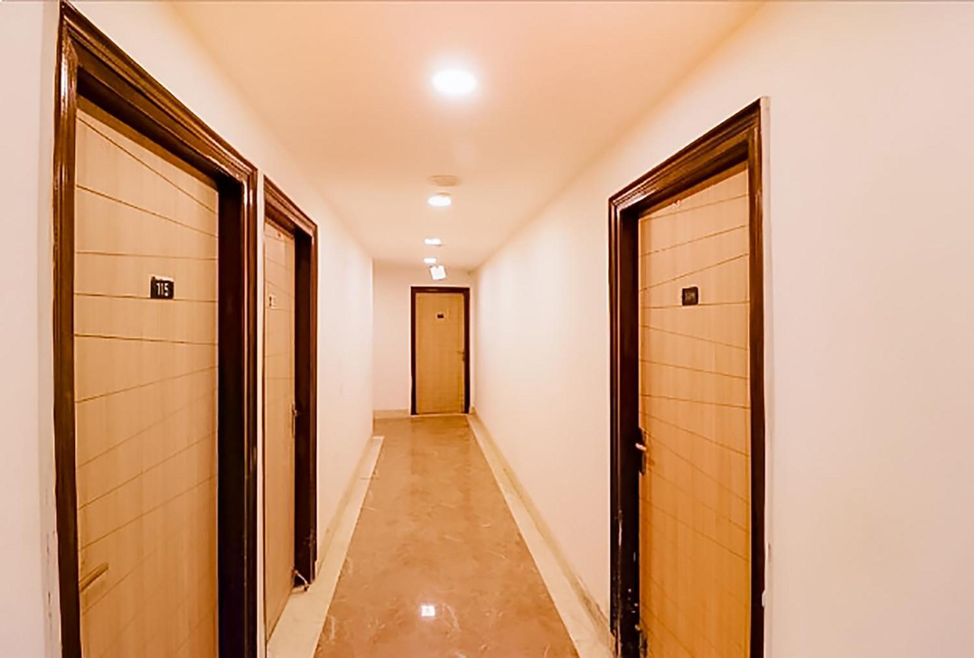 Roomshala 173 Royal Vinod Nagar Hotel 3*