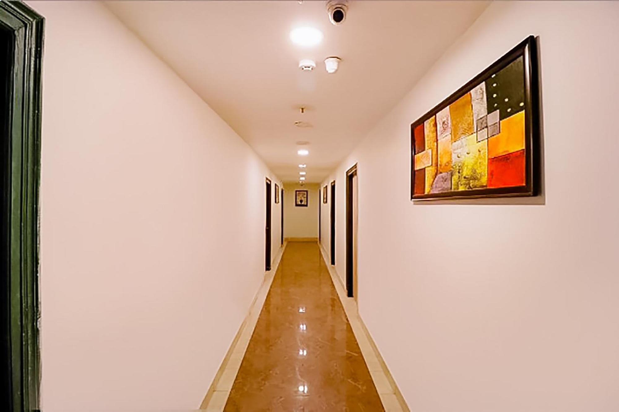 Roomshala 173 Royal Vinod Nagar Hotel 3*