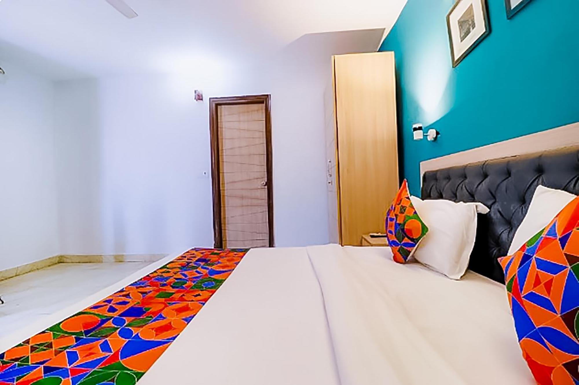Hotel Roomshala 173 Royal Vinod Nagar 3*