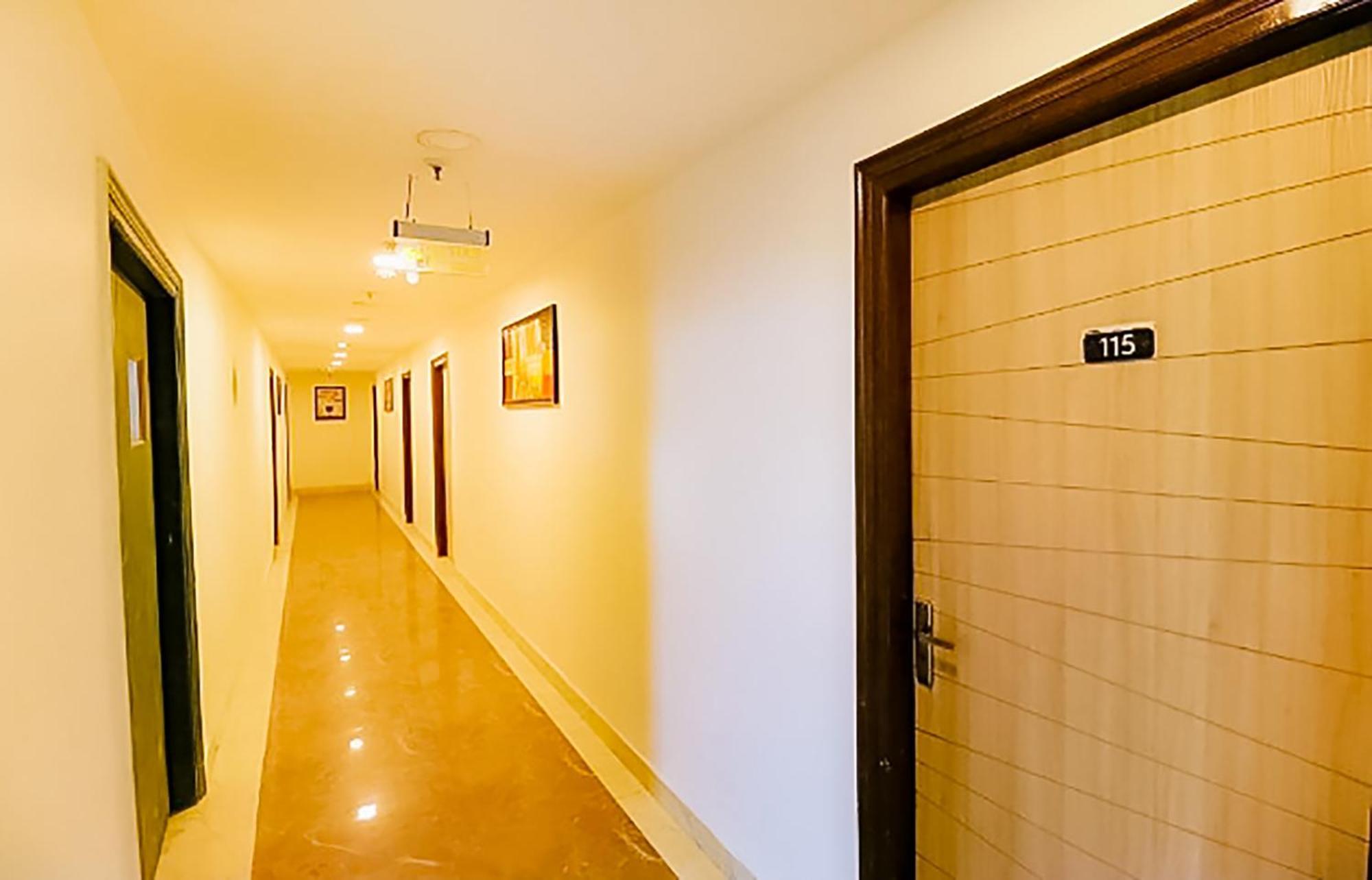 Roomshala 173 Royal Vinod Nagar 3* New Delhi